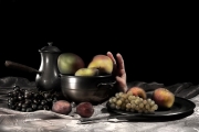 Nature morte aux raisins et une main - Dominique Bossu